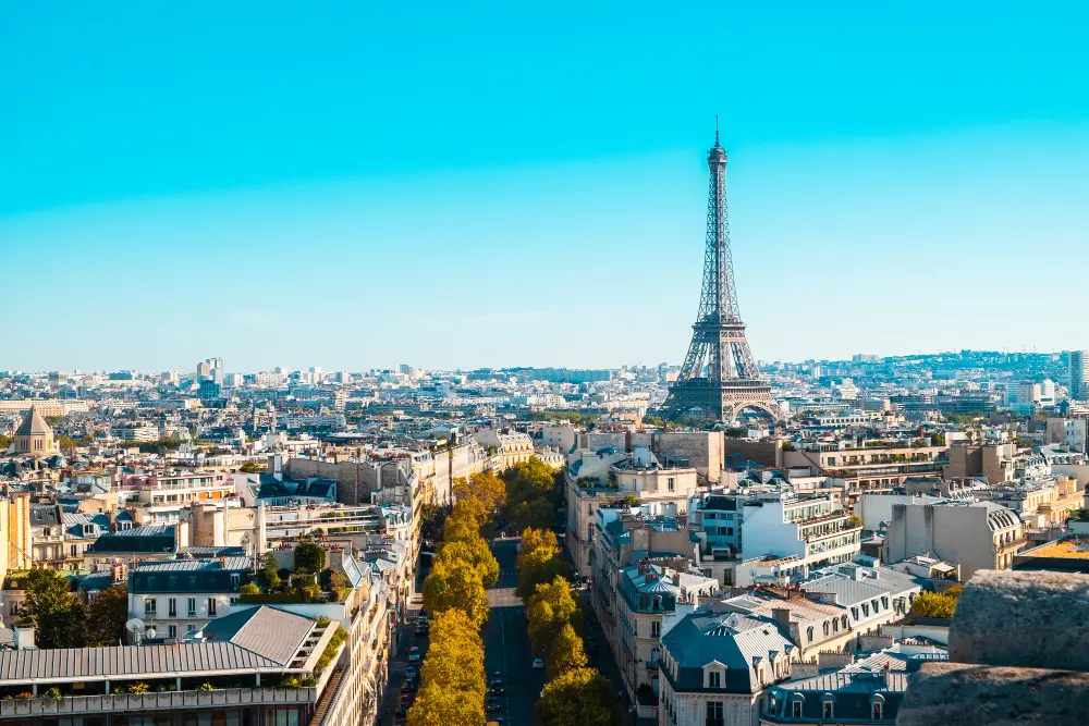 View of Paris with the Eiffel Tower and walkable neighborhoods, ideal for a short and well planned trip